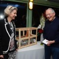 Jean-Pirre Jouët offre une maquette d'Aimée-Hilda à Mme Meilhac pour la résidence Stéphanie